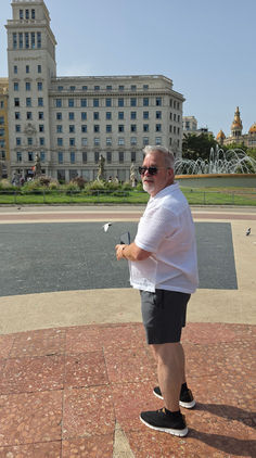 Johnny vor dem Brunnen der Plaça de Catalunya mit Barcelonas historischer Kulisse.