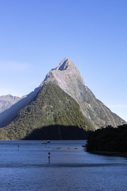 Markanter Mitre Peak erhebt sich über dem Milford Sound bei sonnigem Wetter im Fiordland Nationalpark.