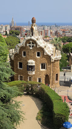 Das Pförtnerhaus im Park Güell mit markantem Mosaikdach und Blick über Barcelona bis zum Mittelmeer.