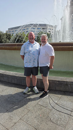 Mark und Johnny vor dem Brunnen auf der Plaça de Catalunya in Barcelona.