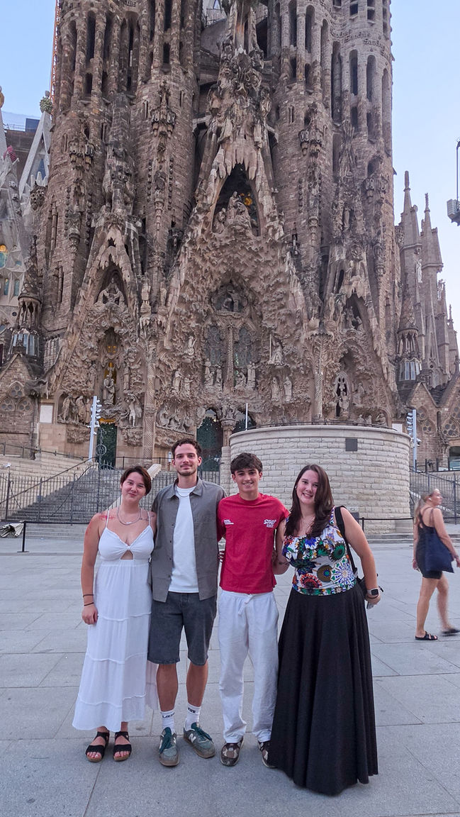 Erinnerungsfoto vor der Geburtsfassade der Sagrada Família während des Reunion-Treffens in Barcelona.