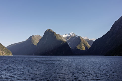 Berglandschaft am Milford Sound mit schneebedeckten Gipfeln während der Bootstour durch den Fjord.