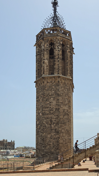 Glockenturm der Kathedrale von Barcelona auf der Dachterrasse mit historischem Mauerwerk und Aussicht.