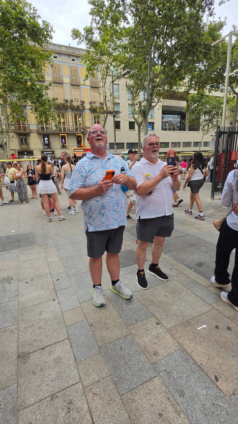 Mark und Johnny fotografieren die Sehenswürdigkeiten auf der La Rambla in Barcelona.
