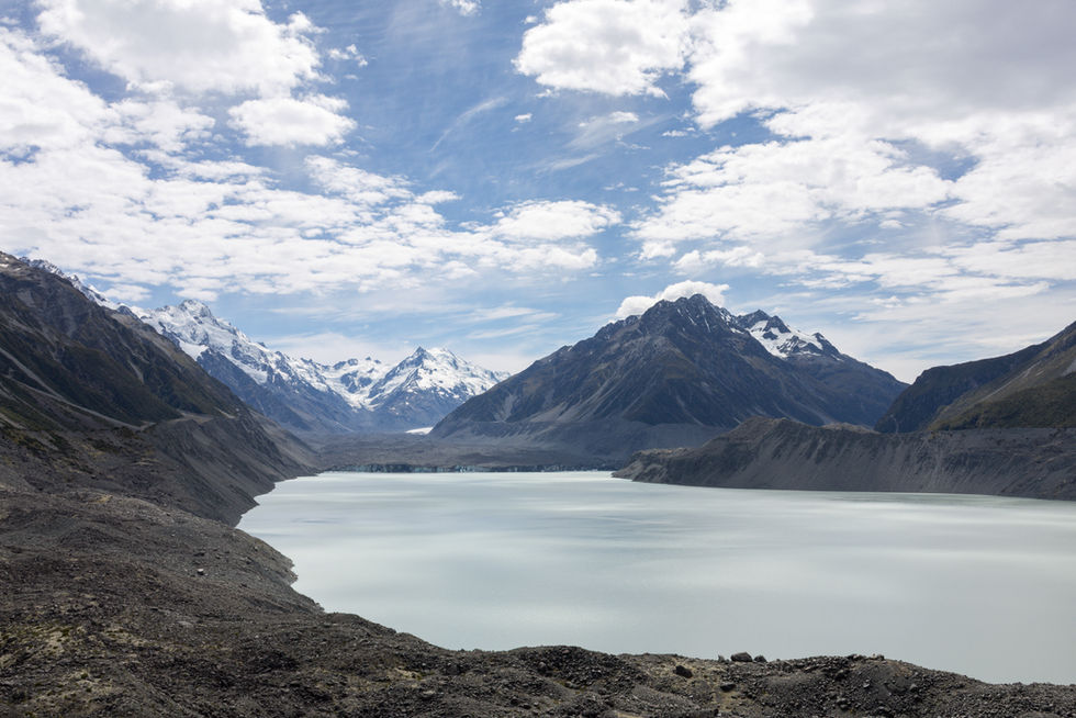 Panoramablick über den Tasman Lake zum Tasman Glacier und schneebedeckten Bergen im Mount Cook Nationalpark