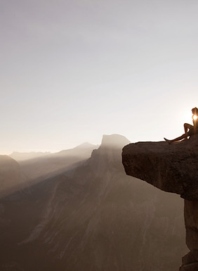 Assis sur les rochers et méditation