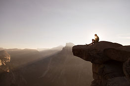 Assis sur les rochers