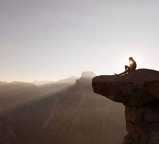 Assis sur les rochers