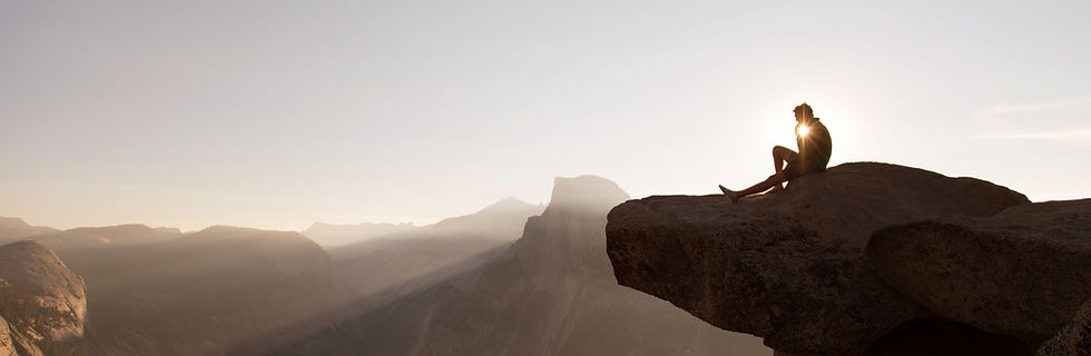 Assis sur les rochers