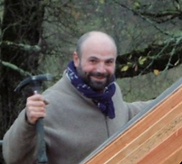 Phil en el tejado con un martillo .png
