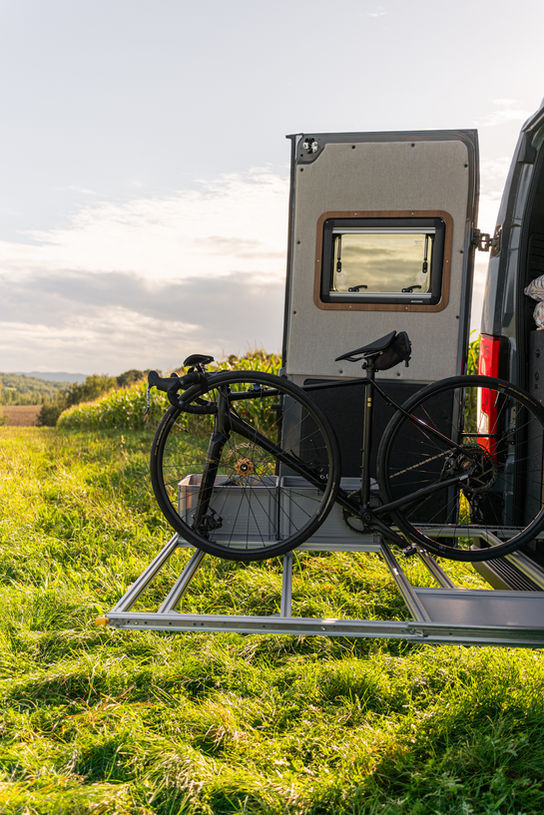 Zabudowa kampera platforma rowerowa. Campervan conversion bike platform.