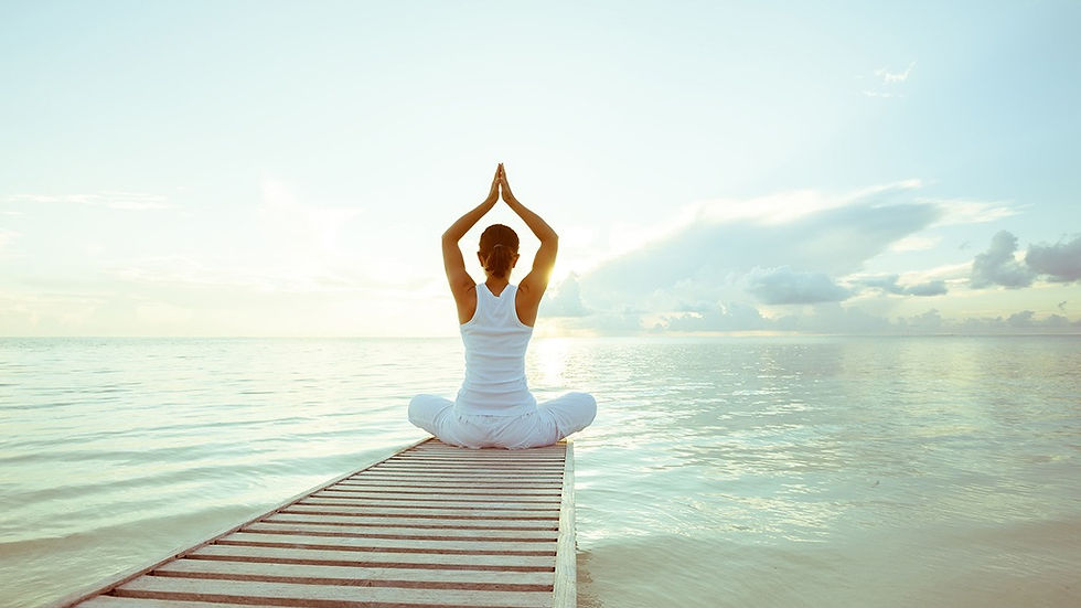 Practica-el-yoga-mujer-haciendo-yoga-fre