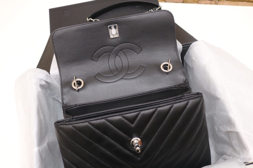 Thumbnail: CHANEL Lambskin Silver Hard-Ware Leather Bag