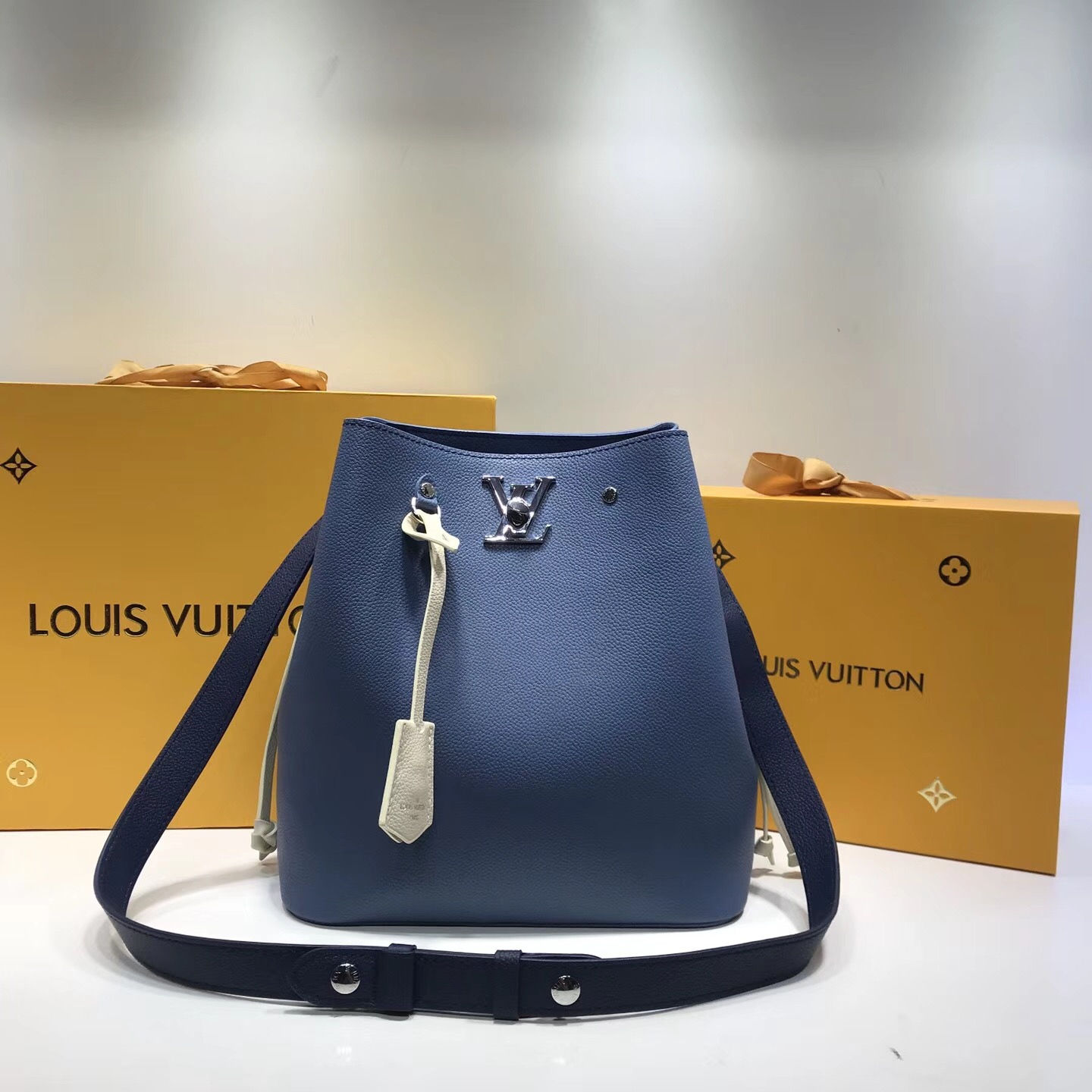 LOUIS VUITTON NEONOE