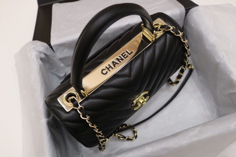 Thumbnail: CHANEL Lambskin Gold Hard-Ware Leather Bag