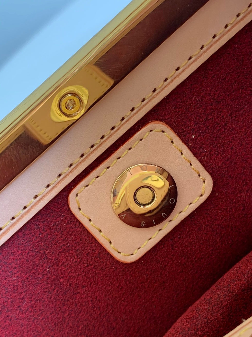 Thumbnail: LOUIS VUITTON Shoulder Bag