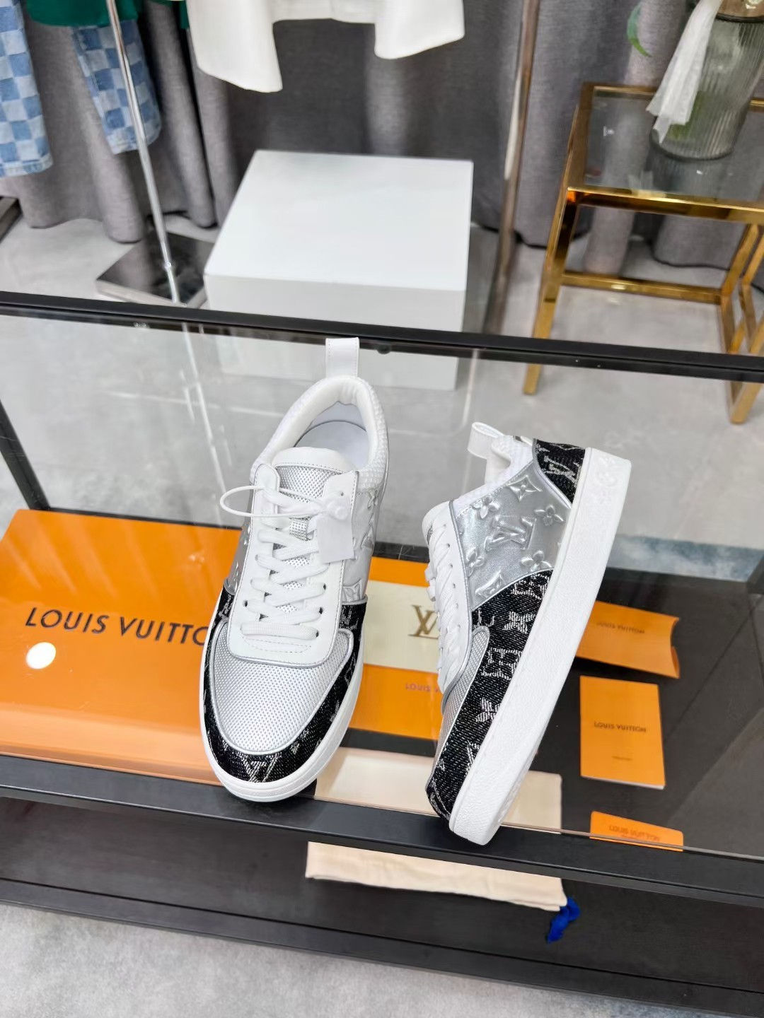 LOUIS VUITTON SNEAKERS