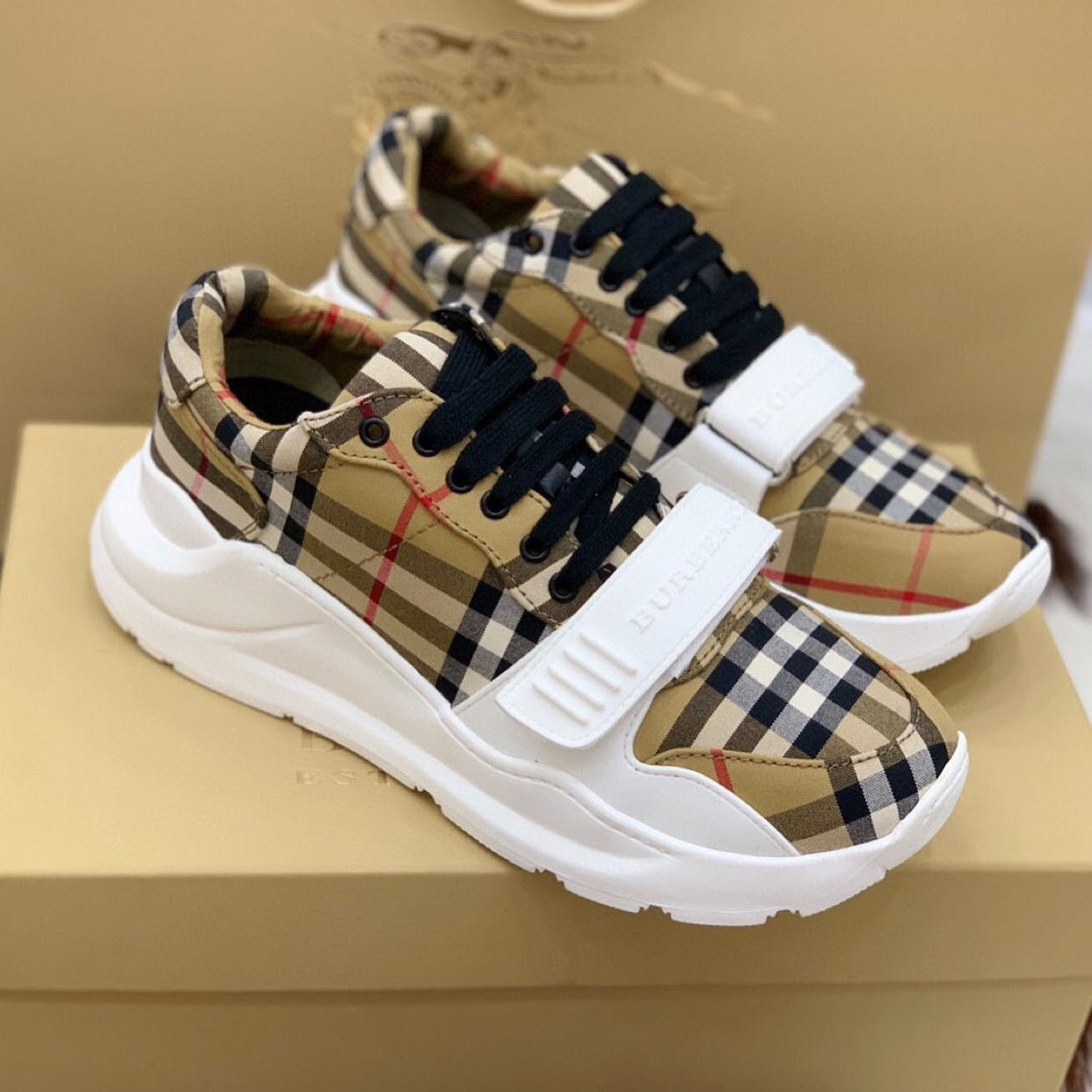 BURBERRY SHOE