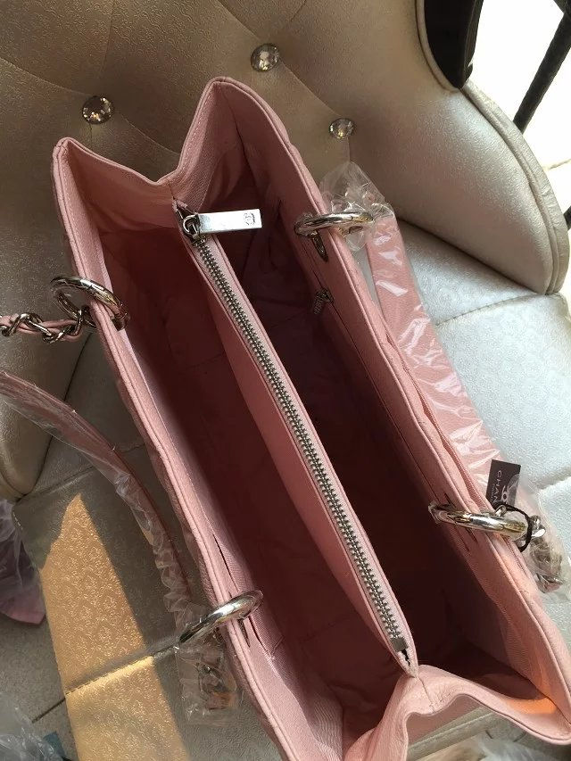 Thumbnail: CHANEL CC Silver Hard-Ware Quilted Caviar Leather Bag