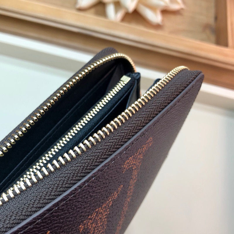 Thumbnail: LOUIS VUITTON ZIPPY WALLET