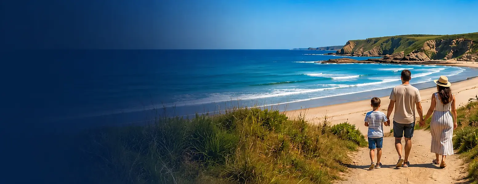 Vacaciones en Asturias en septiembre con una familia disfrutando de la playa de Peñarronda, en el occidente de Asturias