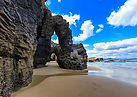 Playa de Las Catedrales en Ribadeo con sus famosos arcos de roca esculpidos por el mar Cantábrico.