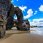 Playa de Las Catedrales en Ribadeo con sus impresionantes arcos naturales de roca.