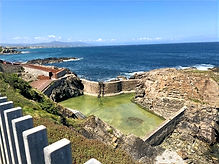 Piscina de agua salada junto al mar en Tapia de Casariego, una de las actividades favoritas para familias con niños.