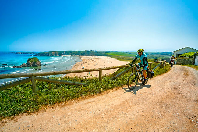 Ciclistas-Playa-Penarronda-Castropol.jpg