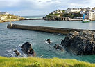 Puerto pesquero de Tapia de Casariego con vistas al mar y ambiente familiar.