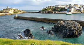 Puerto de Tapia de Casariego con embarcaciones pesqueras y vistas al mar Cantábrico en el occidente de Asturias.