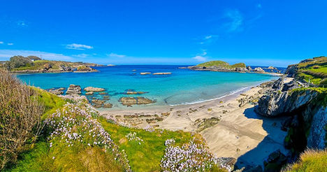 Panorámica de la Playa de Porcía con desembocadura del río y paisaje natural