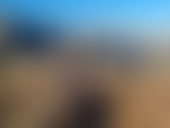 trilheiro caminhando por montanhas com bastão caminhada