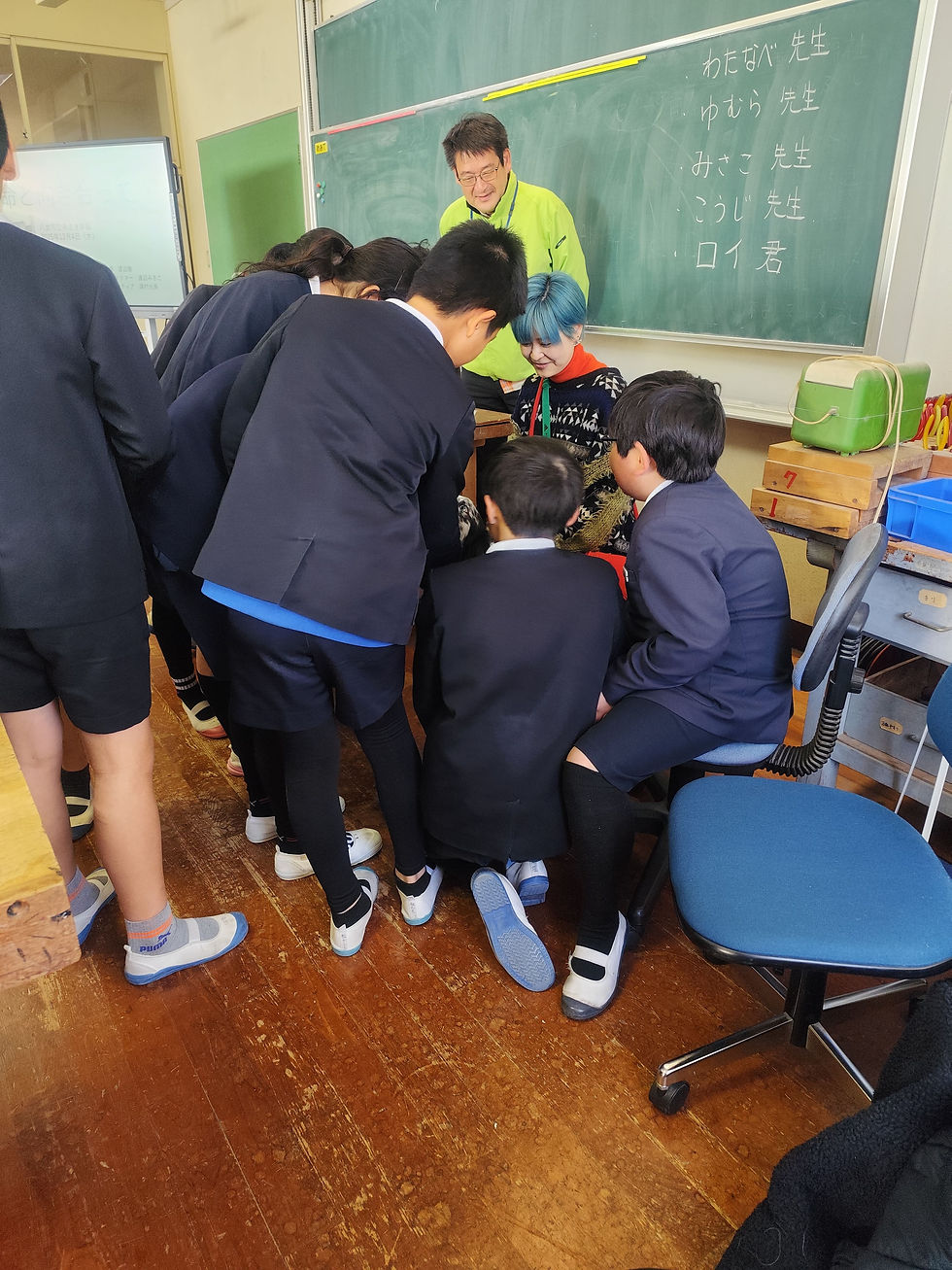 生徒たちに囲まれる預かり犬の路依