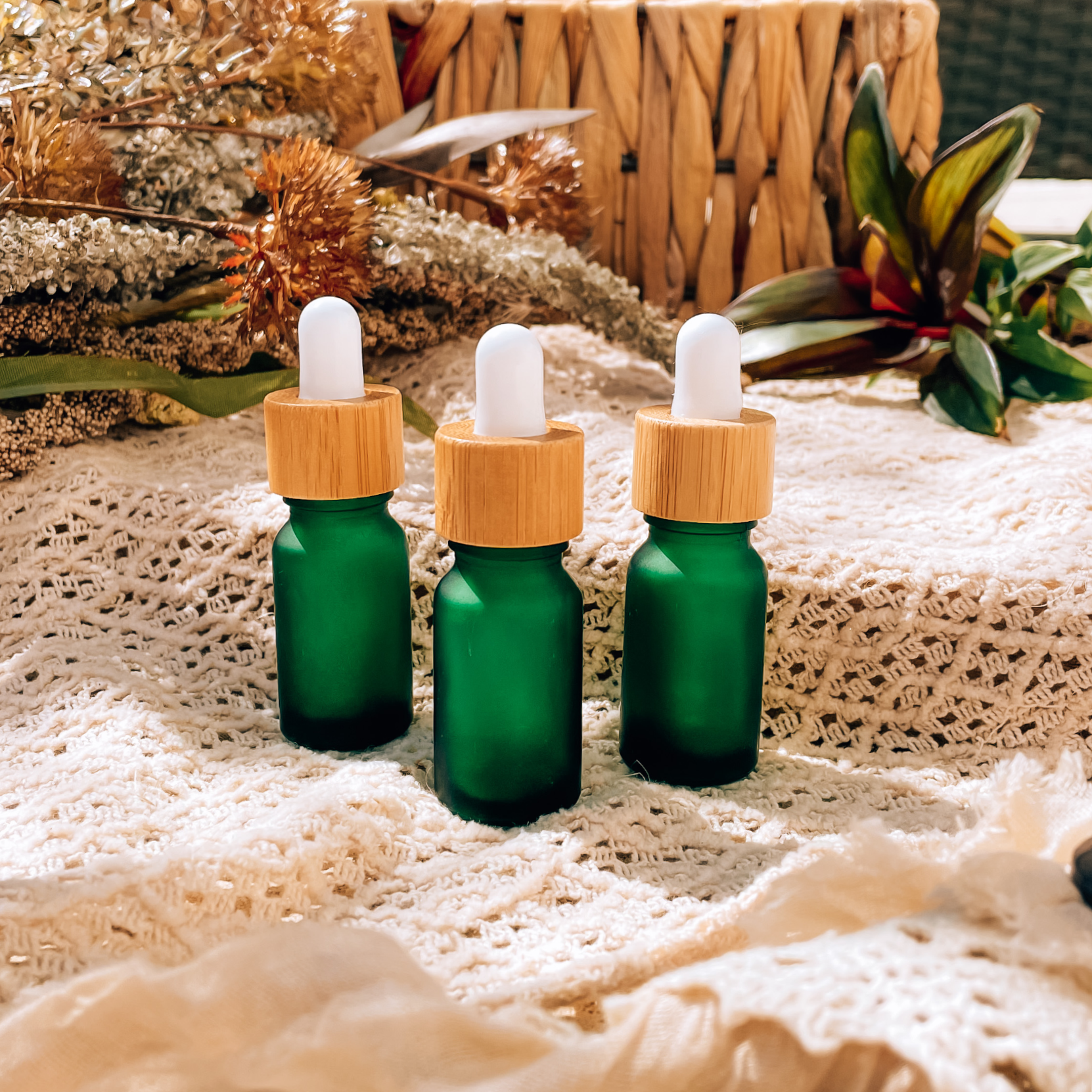 dunkelgrüne Pipettenflasche mit Bambus-Ring in 10ml