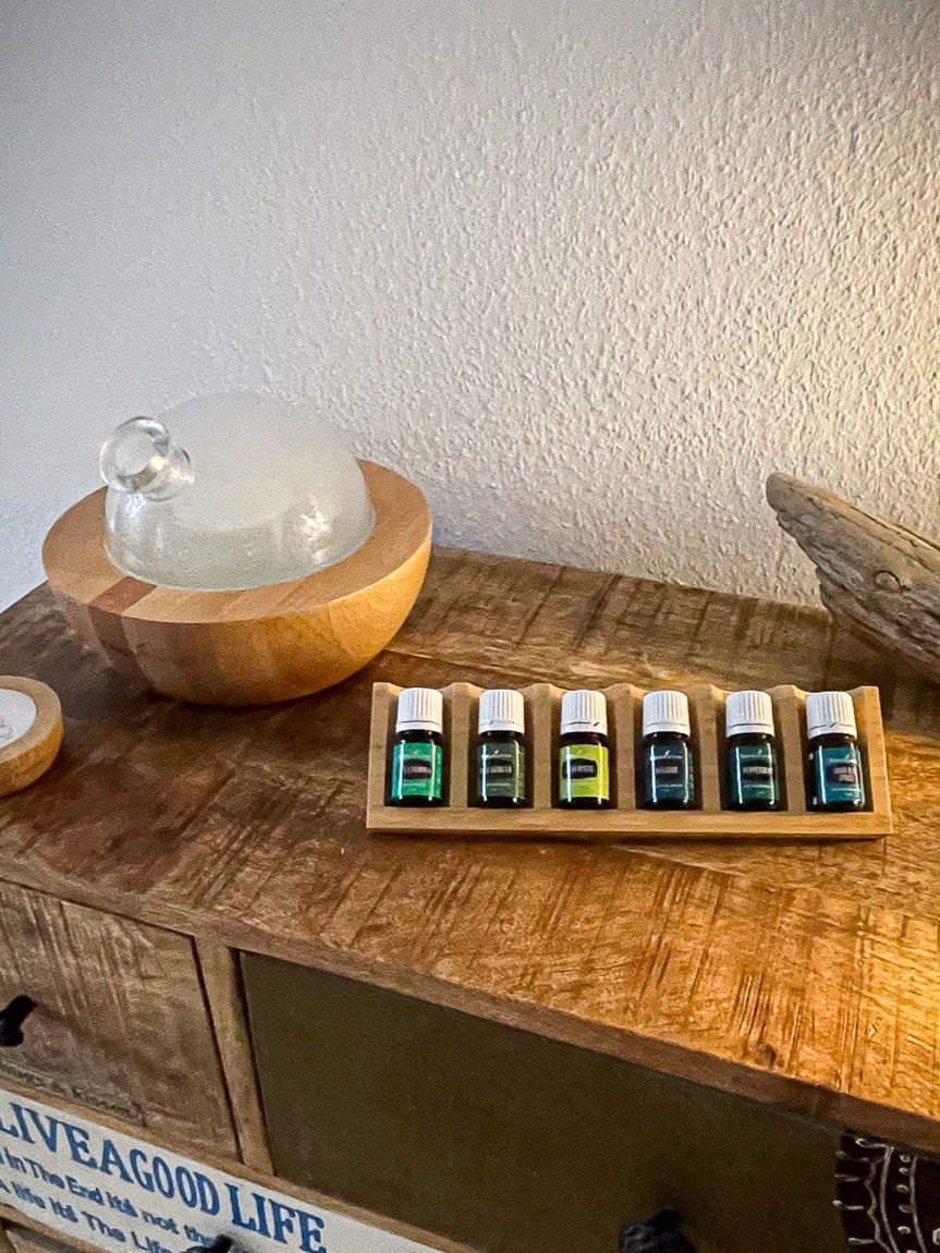 Miniaturbild: Ätherische Öle Halter aus Bambus mit sechs Ölen und dem Diffusor Aria von Young Living