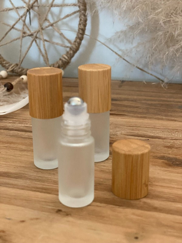 Roll-on Flasche 5ml Mattglas weiß mit Bambus-Deckel
