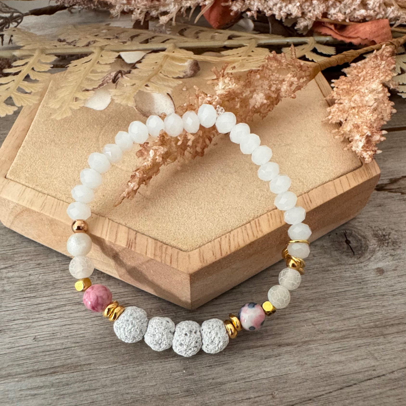 Diffuser Armband FEDER mit Lava Perlen und goldener Feder- handmade