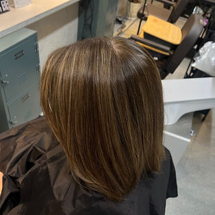 白髪染めでも華やかに！品よく映えるハイライト提案