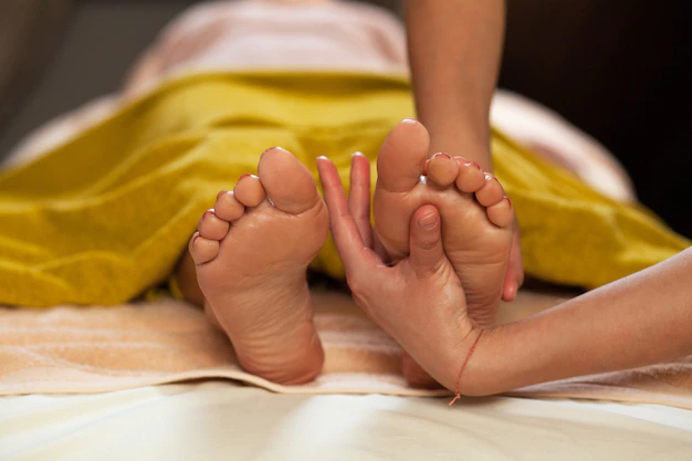 massage-pieds-pour-femme-dans-spa_144627-2076.webp