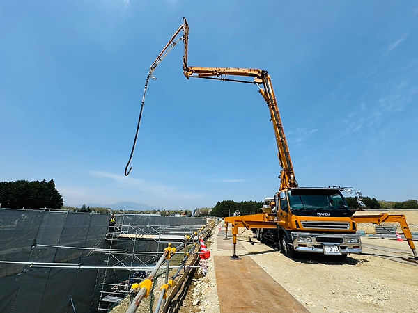 建設現場と大型コンクリート圧送車