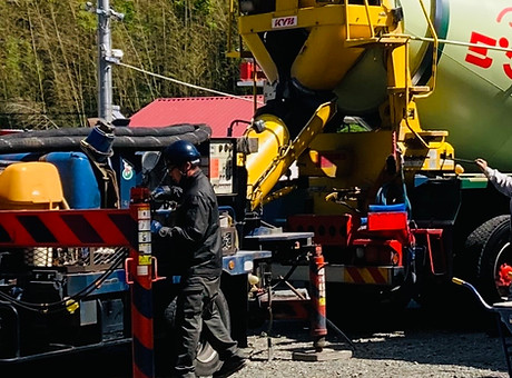 ミキサー車からのコンクリート引き込み