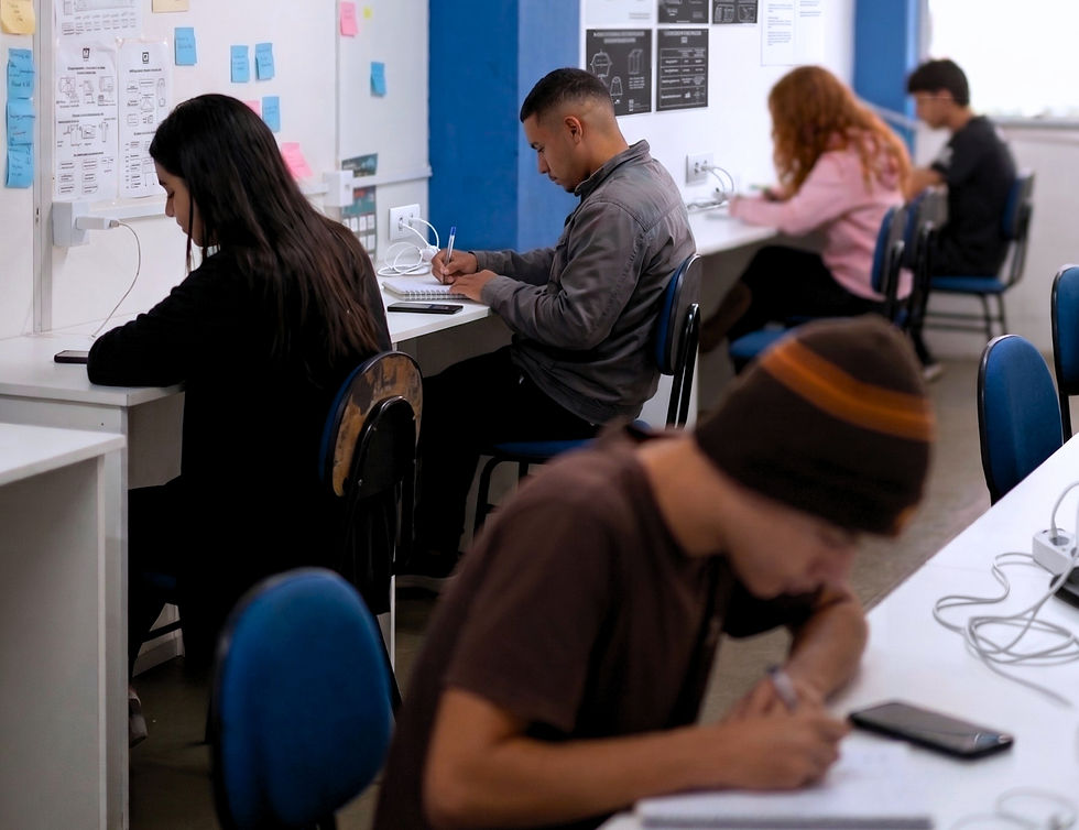 Sala de estudo silenciosa e climatizada do Super Turma na unidade de Austin, Nova Iguaçu, mostrando alunos focados preenchendo cadernos e focando na retenção de conteúdo para concursos públicos.