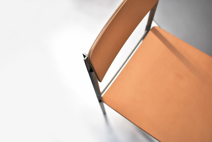 Chaise manufacturée en acier et cuir au design raffiné.