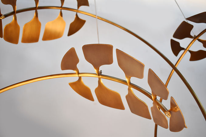 MONSTERA, mobiles en laiton patinés d'inspiration végétale par NOUE atelier. Ces sculptures décoratives sont conçus pour être suspendus dans un intérieur.