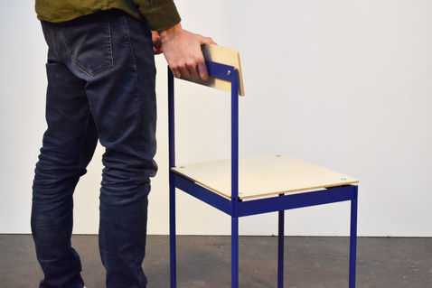 Exercice est une chaise design standard de couleur bleu, clin d'œil aux chaises d'écolier.