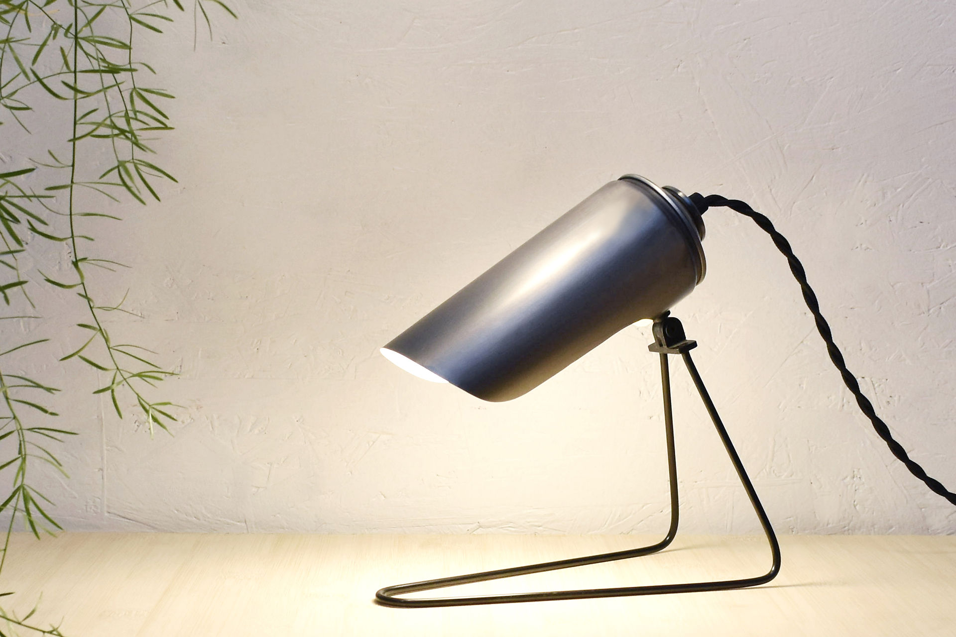 400ML Collection de luminaires orientable avec réflecteurs en bombes de peinture recyclées et un design filaire signée NOUE.