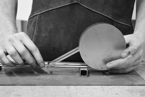 400ML Collection de luminaires orientable avec réflecteurs en bombes de peinture recyclées et un design filaire signée NOUE.