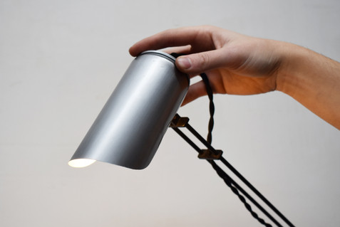 400ML Collection de luminaires orientable avec réflecteurs en bombes de peinture recyclées et un design filaire signée NOUE.