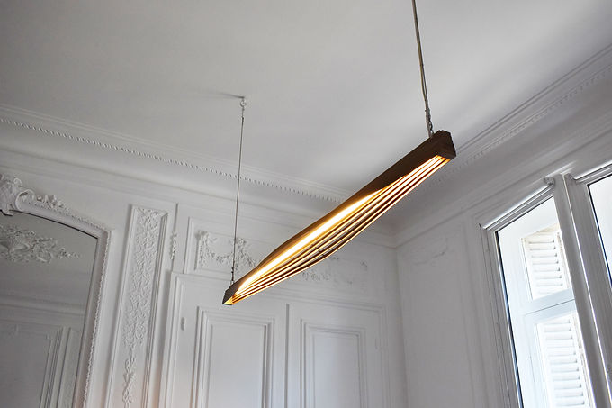 NASSE, suspension en laiton signée Noue. Sa forme évoque une coque de bateau. Ce luminaire est conçu pour éclairer une table.